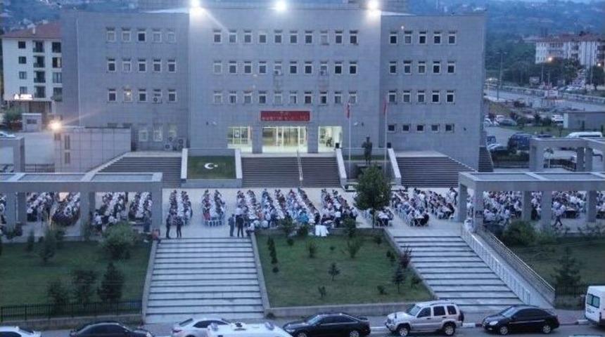 Vatandaşın İsteğini Kırmadı, Valilik Bah&ccedil;esinde İftar D&uuml;zenledi