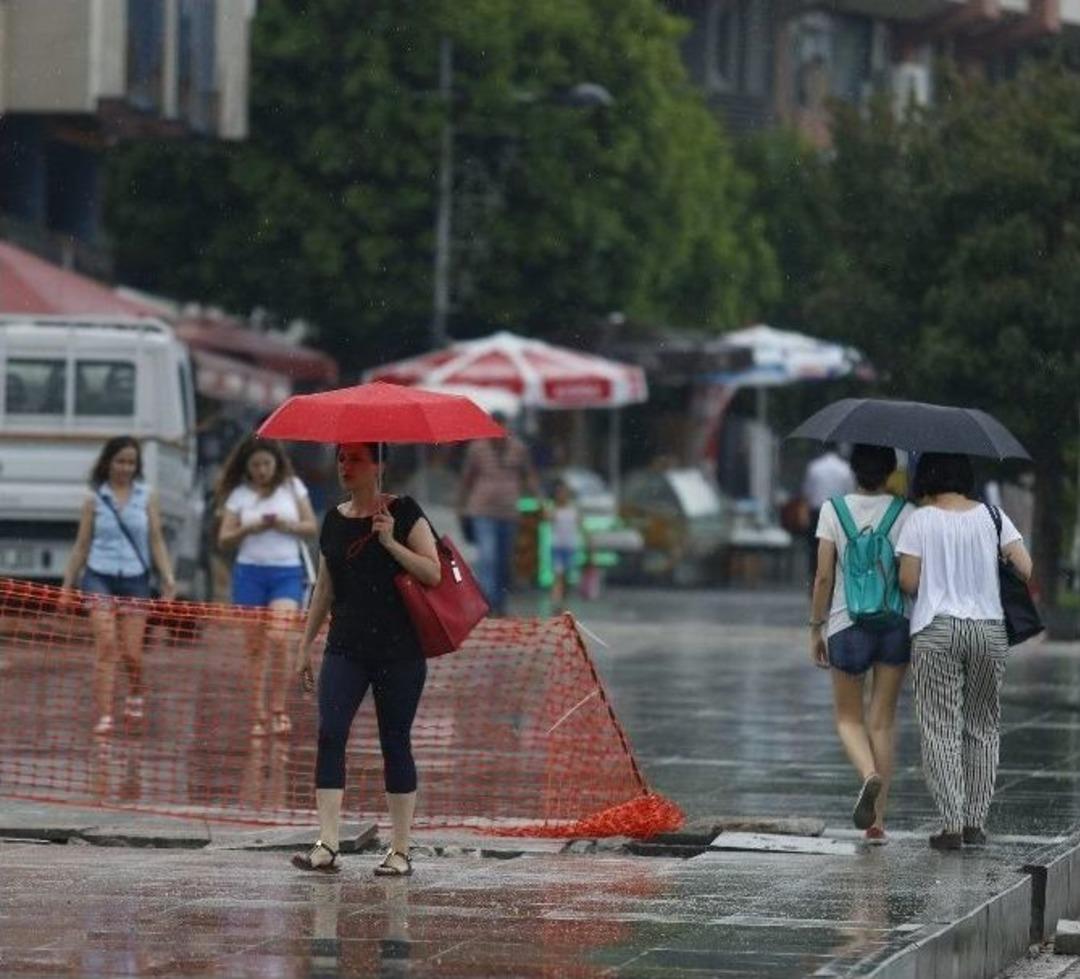 Antalya&rsquo;da Yaz Yağmuru Serinletti