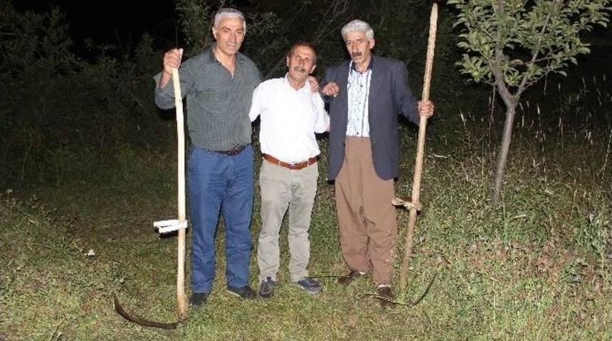 Şemdinli&rsquo;de &Ccedil;ift&ccedil;ilerin Gece Tırpanla Ot Bi&ccedil;me Mesaisi