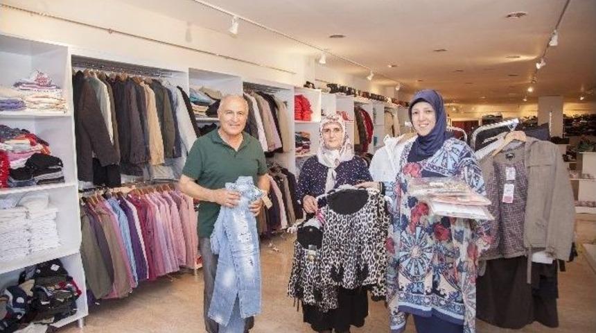 Hayır &Ccedil;arşısına Kıyafet Desteği