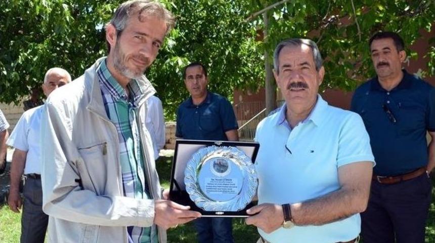 İn&ouml;n&uuml; Ortaokulu&rsquo;ndan Başkan G&uuml;rsoy&rsquo;a Plaket