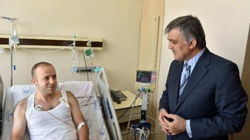 Abdullah G&uuml;l Patlamada Yaralananları Ziyaret Etti