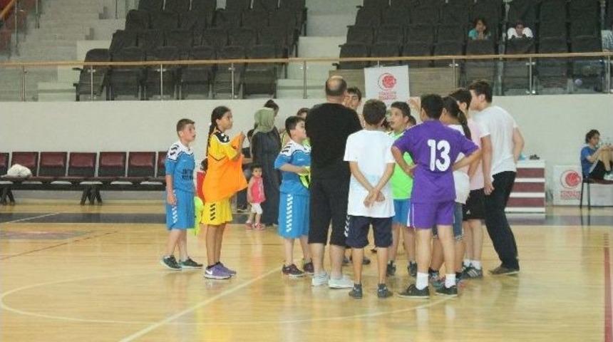 Yalova&rsquo;da Hentbol Şenliği D&uuml;zenlendi