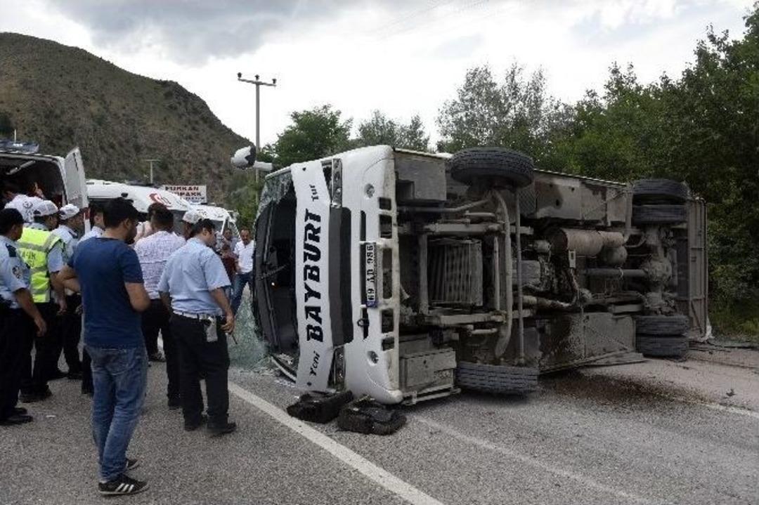 G&uuml;m&uuml;şhane&rsquo;de Trafik Kazası: 19 Yaralı