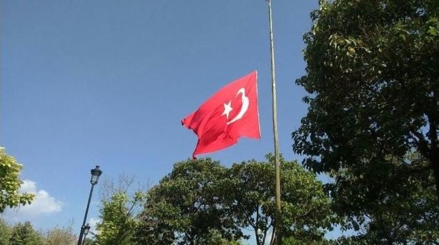 Gaziantep&rsquo;te Bayraklar Yarıya İndirildi