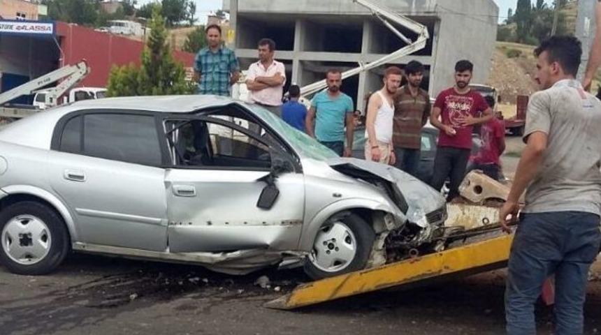 Otomobil Refüje Çarptı