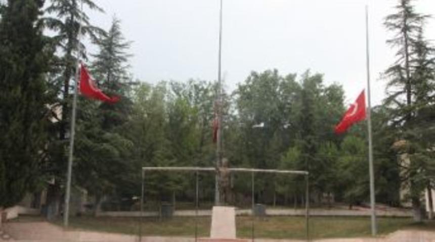 Bilecik’te Milli Yas Nedeniyle Bayraklar Yarıya İndirildi