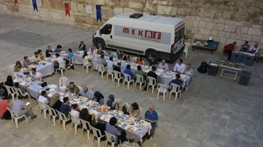 Ok Meydanında İftar A&ccedil;tılar