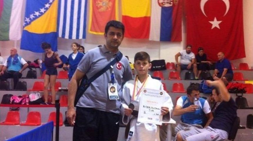 Kutsal Bi&ccedil;er, Yıldızlar Balkan Şampiyonasında Madalya İle D&ouml;nd&uuml;