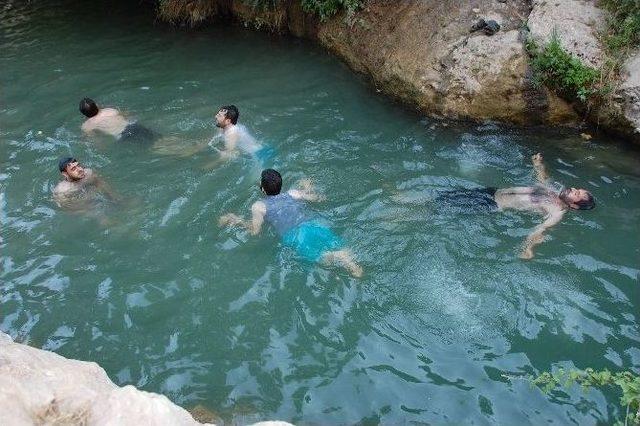 Adıyaman’da Vatandaşlar Derelere Akın Ediyor