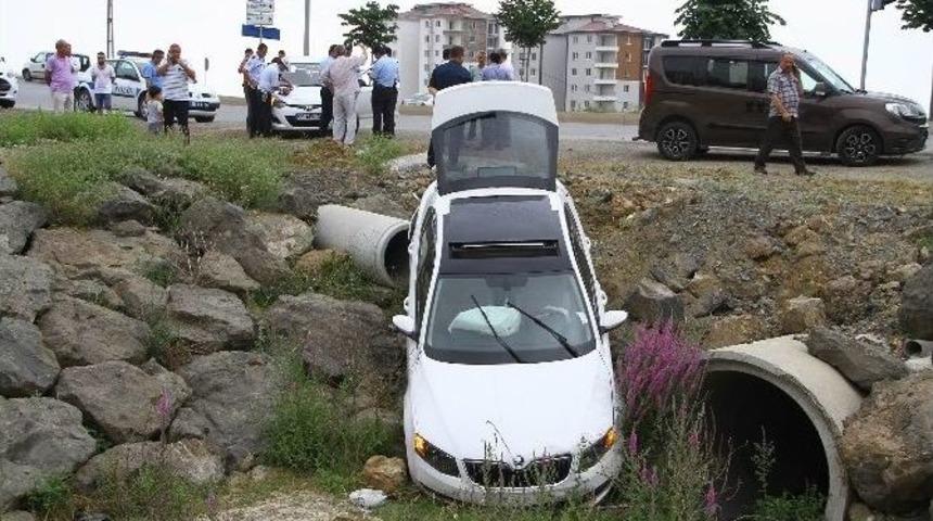 Samsun&rsquo;da Kaza Yapan Ara&ccedil; Su Kanalına D&uuml;şt&uuml;: 1 Yaralı