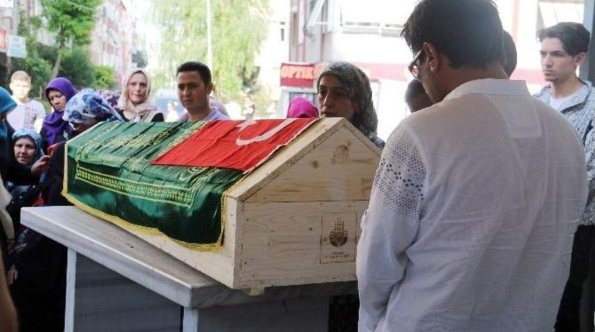Havalimanı Saldırısında &Ouml;len &Ouml;ğretmenin Cenazesi Memleketine Uğurlandı