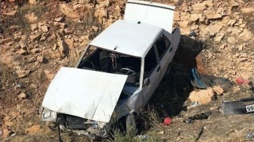 Şarampole Yuvarlanan Otomobildeki 4 Kişi Yaralandı