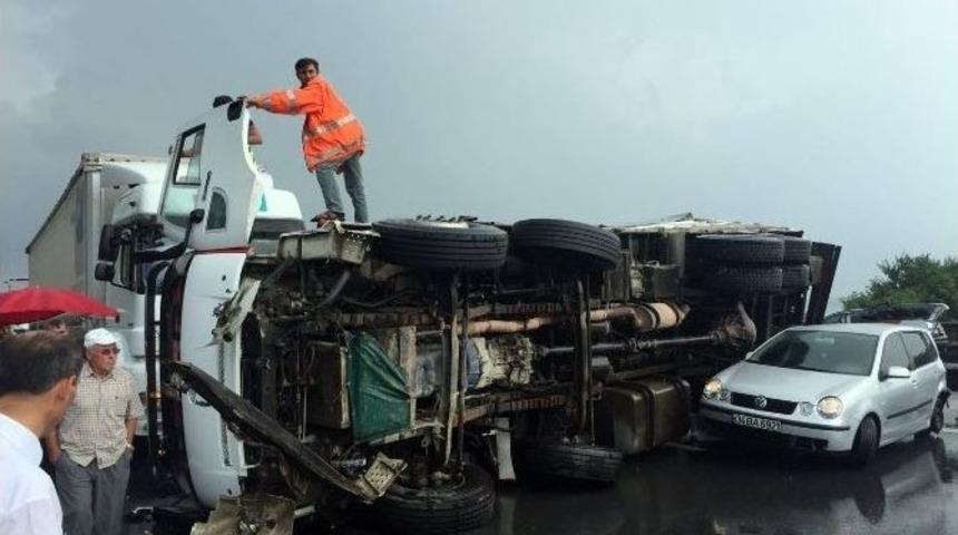 Tem Otoyolu&rsquo;nda Sebze Y&uuml;kl&uuml; Kamyon Devrildi: 1 Yaralı