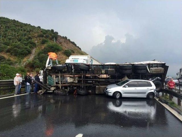 Tem Otoyolu’nda Sebze Yüklü Kamyon Devrildi: 1 Yaralı