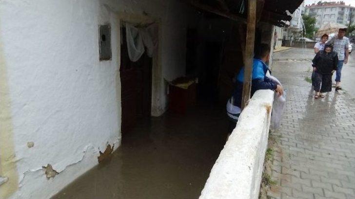 Karaman’da Sağanak Nedeniyle Evleri Su Bastı G4