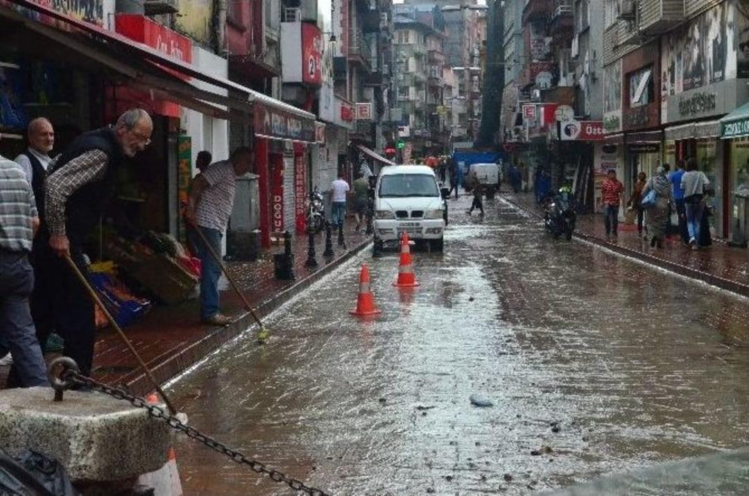 Aniden Bastıran Yağmur Ulaşımı Olumsuz Etkiledi