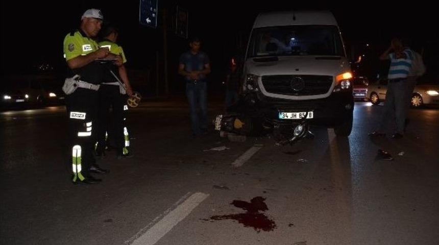 Erbaa&rsquo;da Minib&uuml;s İle Motosiklet &Ccedil;arpıştı: 2 Yaralı