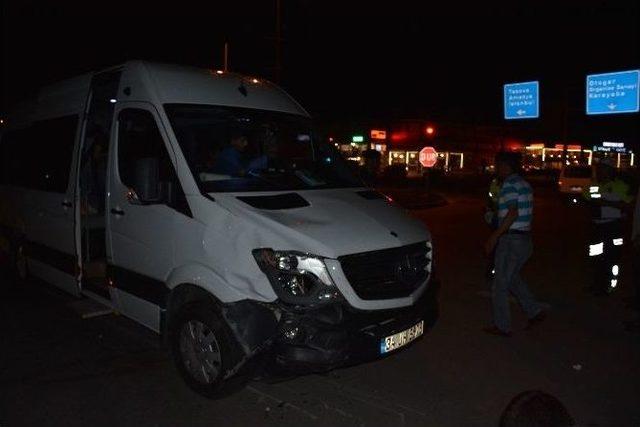 Erbaa’da Minibüs İle Motosiklet Çarpıştı: 2 Yaralı