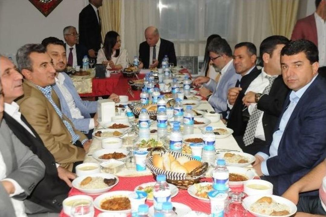 &Ccedil;evre Ve Şehircilik Bakanı &Ouml;zhaseki Cizre&rsquo;de İftar Yaptı
