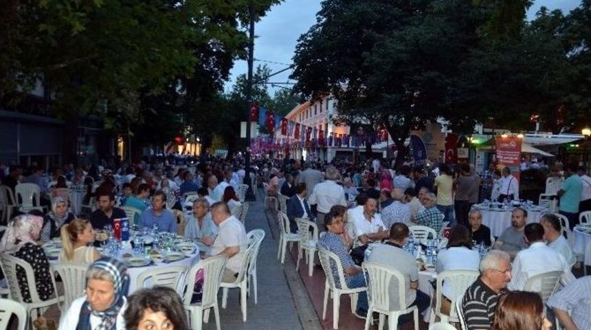 Tarihi Cumhuriyet Caddesinde 12 Bin Kişilik İftar