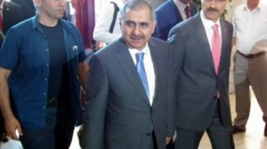 Vali Ko&ccedil;ak Sahaya İniyor