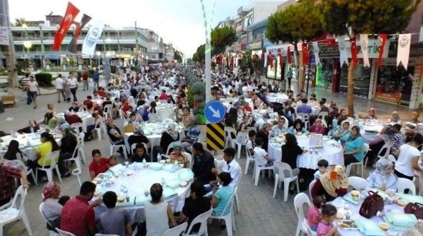 Serik&rsquo;te 200 Metrelik Cadde&rsquo;ye İftar Sofrası Kuruldu