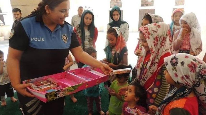 Polisler, Kur&rsquo;an &Ouml;ğrenen &Ccedil;ocuklara Oyuncak Dağıttı