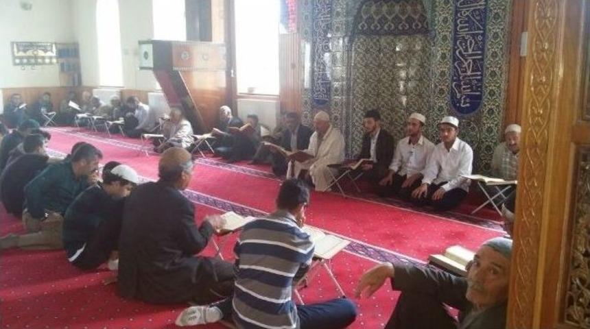 K&uuml;&ccedil;&uuml;k Hafızlar Mukabele Okuyor