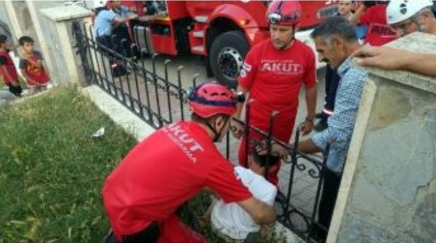 &Ccedil;ocuğun Kafası Parktaki Demir Parmaklıkların Arasına Sıkıştı