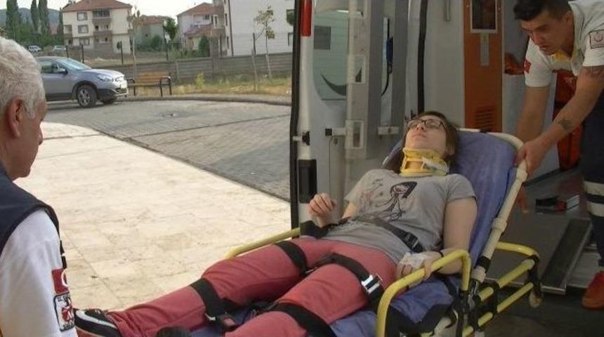 Otomobil İstinat Duvarına &Ccedil;arptı: 4 Yaralı