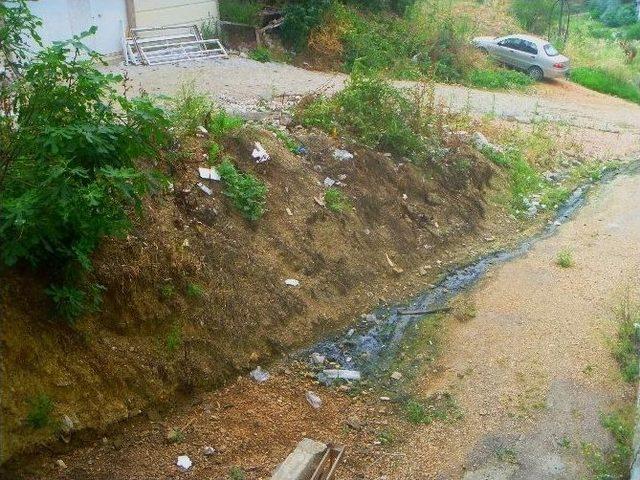 Bilecik’te Patlayan Kanalizasyon Borusu Tamir Edilmeyi Bekliyor