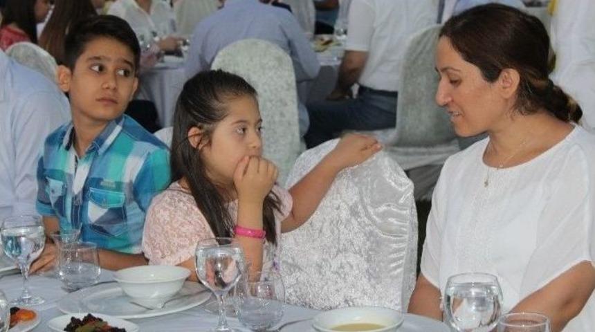 Down Sendromlu Çocuklar Ve Aileleri İftarda Buluştu
