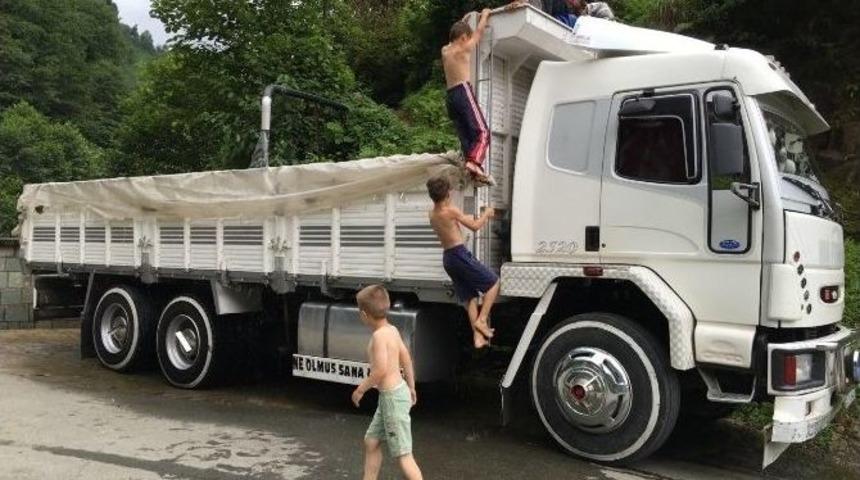 Sıcaktan Bunalan Rizeliler Kamyonun Kasasında Serinledi