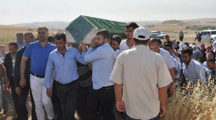 İstanbul&rsquo;daki Saldırıda Hayatını Kaybeden Batmanlı Gen&ccedil; Kız Toprağa Verildi