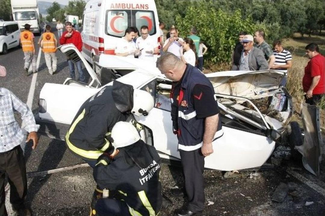 Tır&rsquo;la &Ccedil;arpışan Otomobil Kağıt Gibi Ezildi 1 &Ouml;l&uuml;