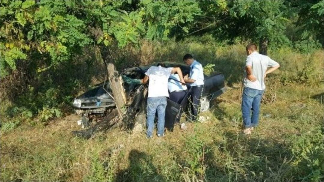 Ağaca &Ccedil;arpan Otomobildeki Zabıta Memuru Yaralandı