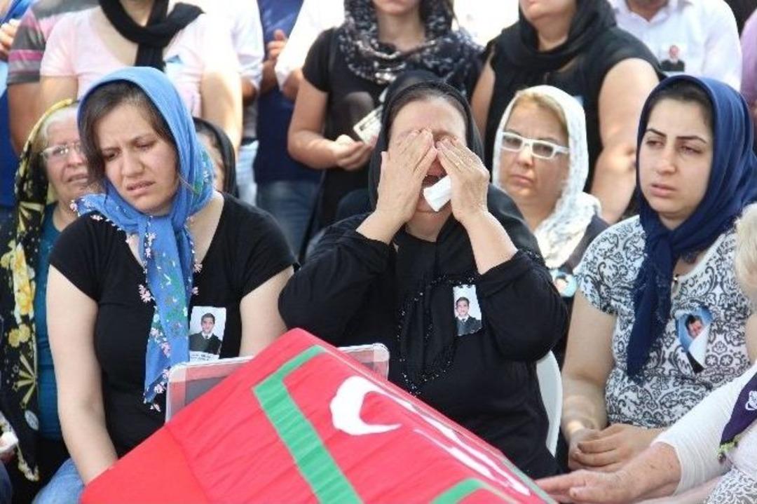 Kahraman G&uuml;mr&uuml;k Muhafaza Memuru Zılgıt Ve Alkışlarla Son Yolculuğuna Uğurlandı