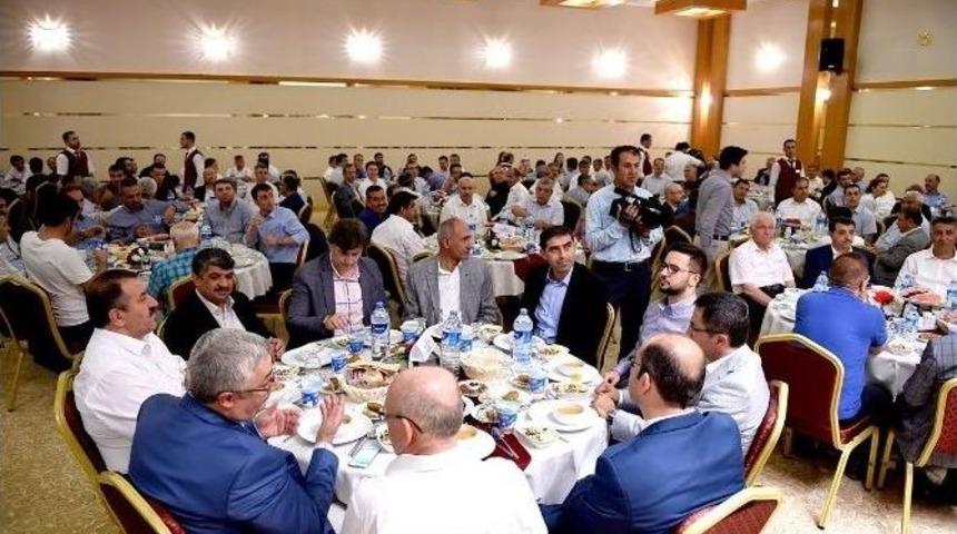 Başkan &Ccedil;akır Belediye Y&ouml;neticileriyle İftarda Bir Araya Geldi