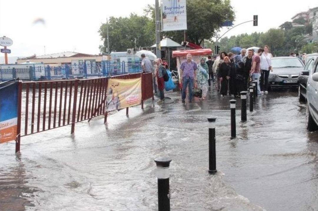&Uuml;sk&uuml;dar&rsquo;da Yağmur Vatandaşlara Zor Anlar Yaşattı