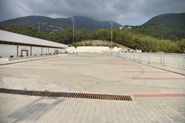 Alanya Belediyesi Oba Stadyumu’nu Süper Lig’e Hazırlıyor