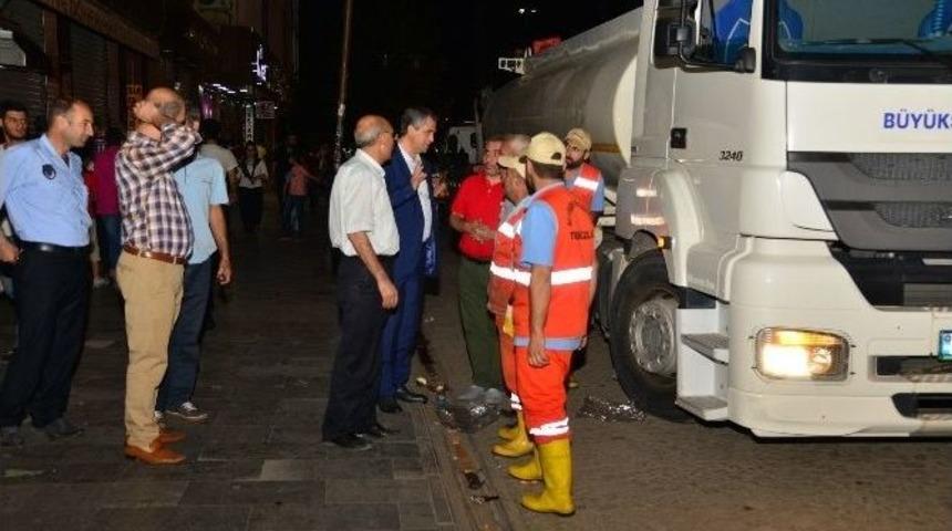 Diyarbakır&rsquo;da Cadde Ve Kaldırımlar Deterjanla Yıkanıyor