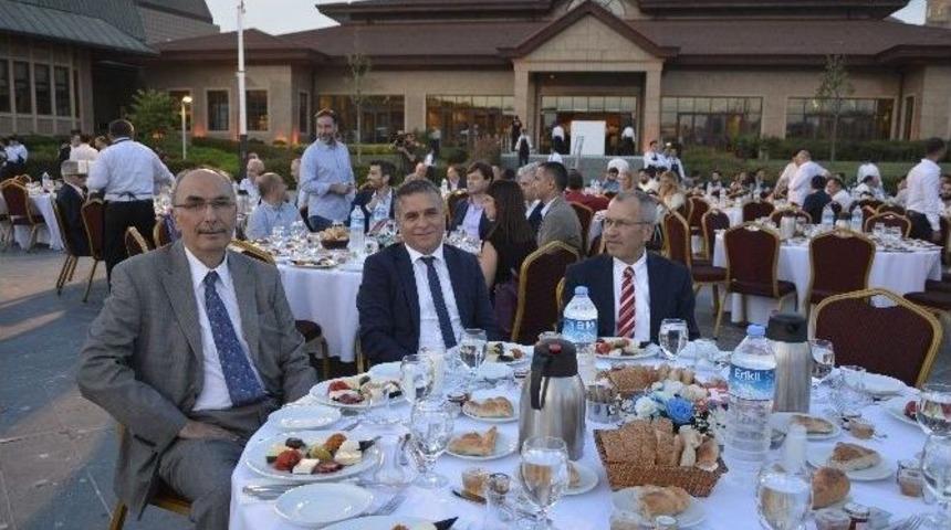 İftarda Sofrasında Bi&rsquo;aradalar