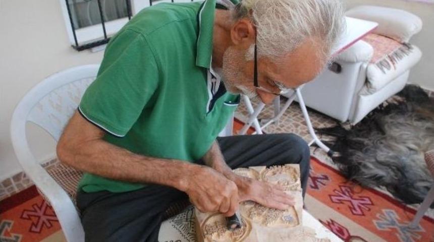 Tahta Baskı Kalıp Ustası Mesleğini Yaşatmaya Çalışıyor
