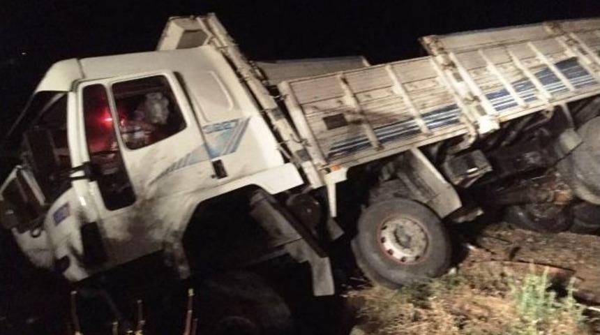 Kayısı Y&uuml;kl&uuml; Kamyon Kaza Yaptı