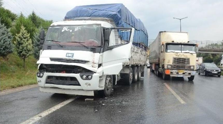 Trafik Aniden Yavaşlayınca &Ouml;n&uuml;ndeki Tır&rsquo;a &Ccedil;arptı: 1 Yaralı