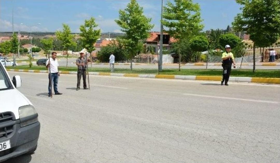 Arazisinden Ge&ccedil;en 40 Metrelik Yolu Tel &Ouml;rg&uuml;yle Kapattı