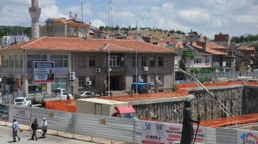 Sandıklı Belediyesinin Tarihi Taş Binasına İzinsiz Klima Takıldığı İddiaları