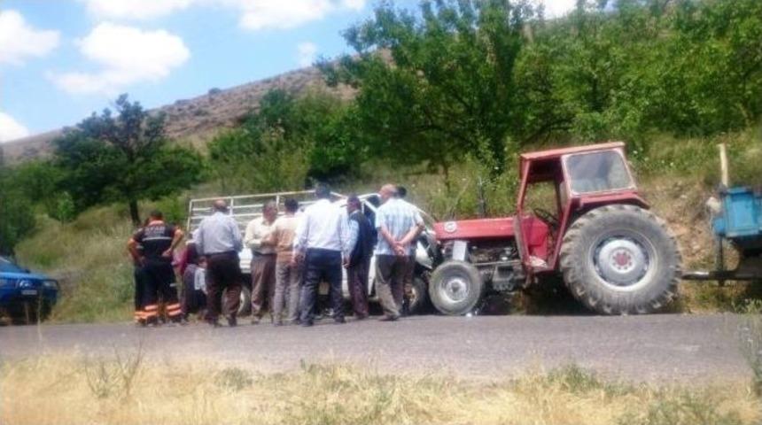 Kamyonet Park Halindeki Trakt&ouml;re &Ccedil;arptı: 3 Yaralı