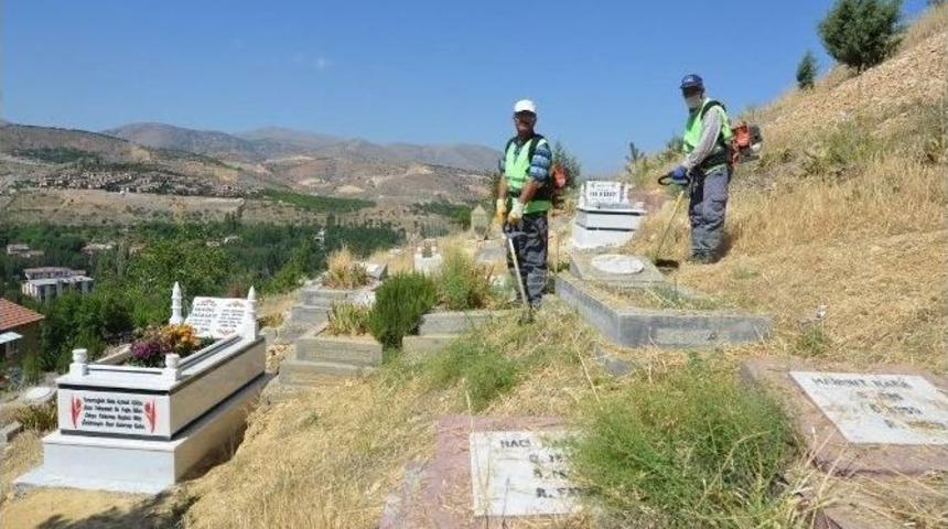 Mezarlıklarda Bayram Temizliği